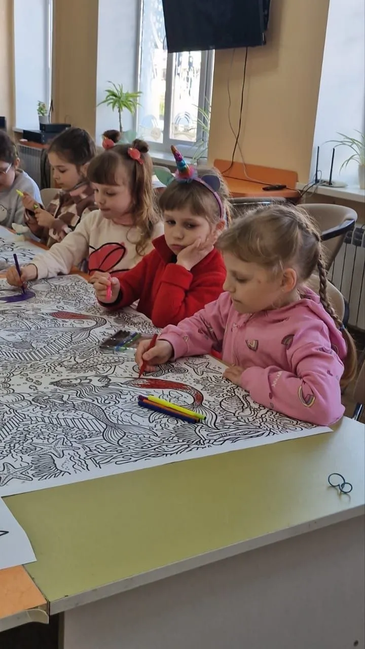 Діти в садочку розмальовують великоформатні плакати